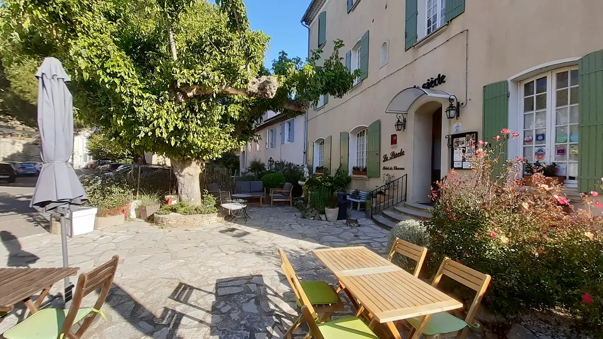 L'hôtel et sa terrasse