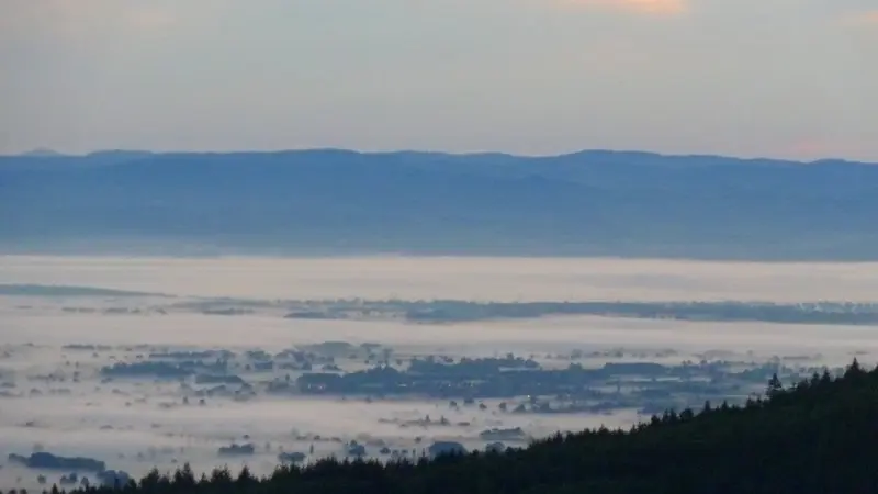 Aurore et travées de brouillard