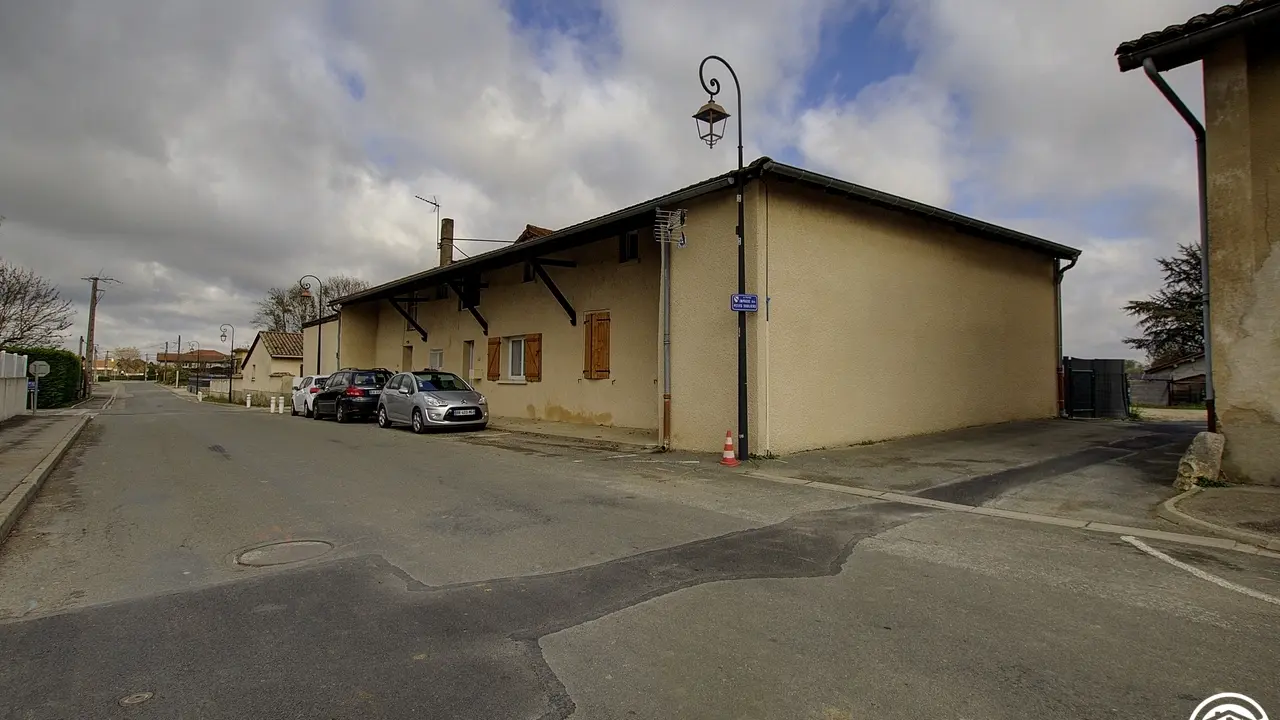 Prendre l'impasse pour accéder à la place privée du gîte.