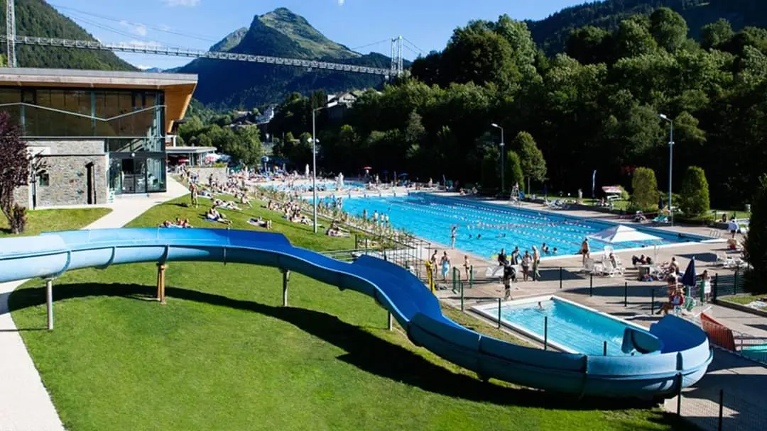 Piscine extérieure du parc aquatique à 5 min. à pied