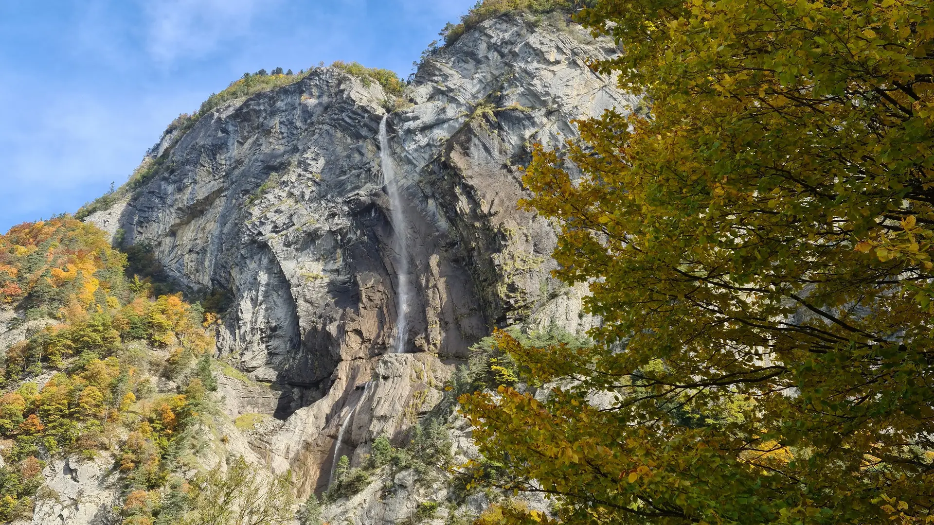 la cascade d'Arpenaz en automne