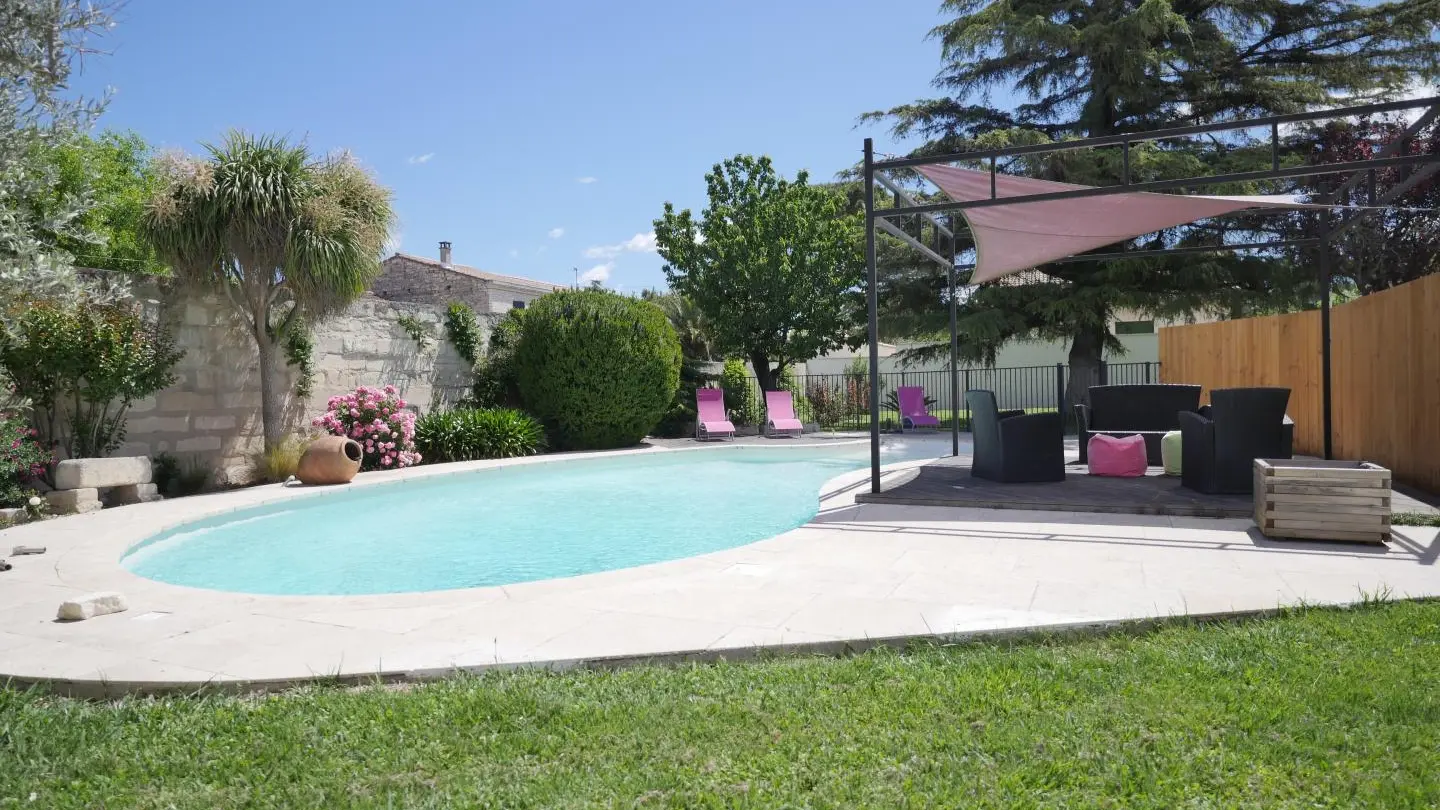 Piscine sécurisée partagée avec les deux autres gites