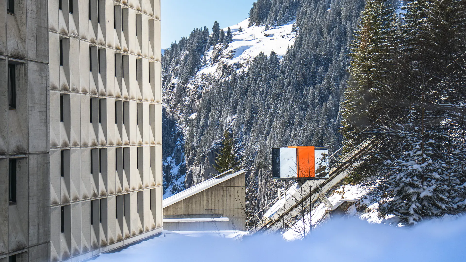 Vue sur l'ascenseur N°2 depuis le chemin reliant Flaine Forum et Flaine Forêt