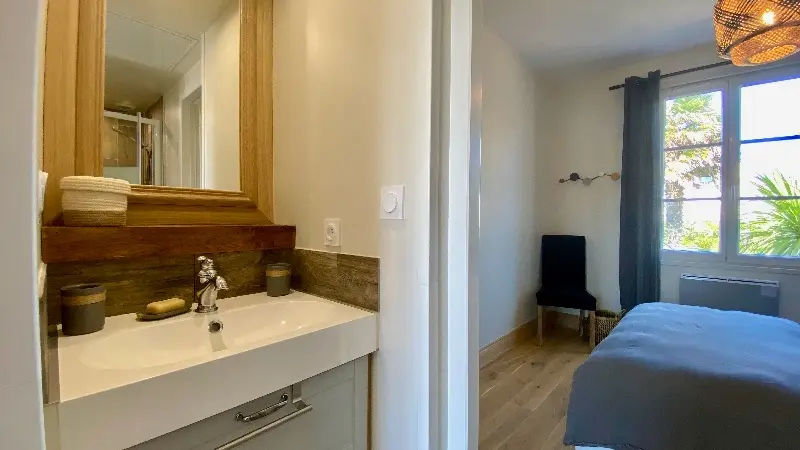 Zimmer Nr. 3 und Waschbecken