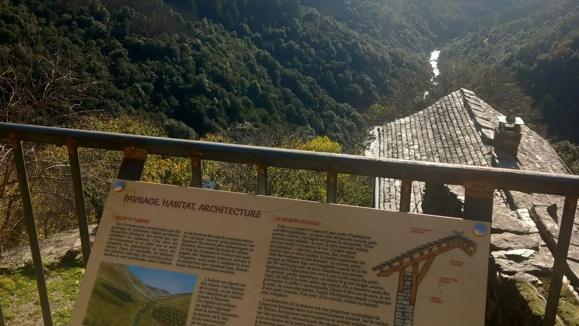 Table d'interprétation face au paysage