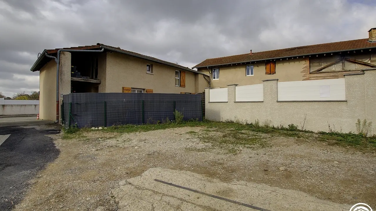 La place privée du gîte est située partie grise.