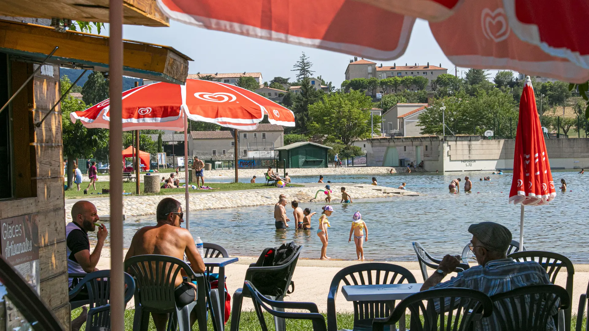 Buvette ombragée au plan d'eau