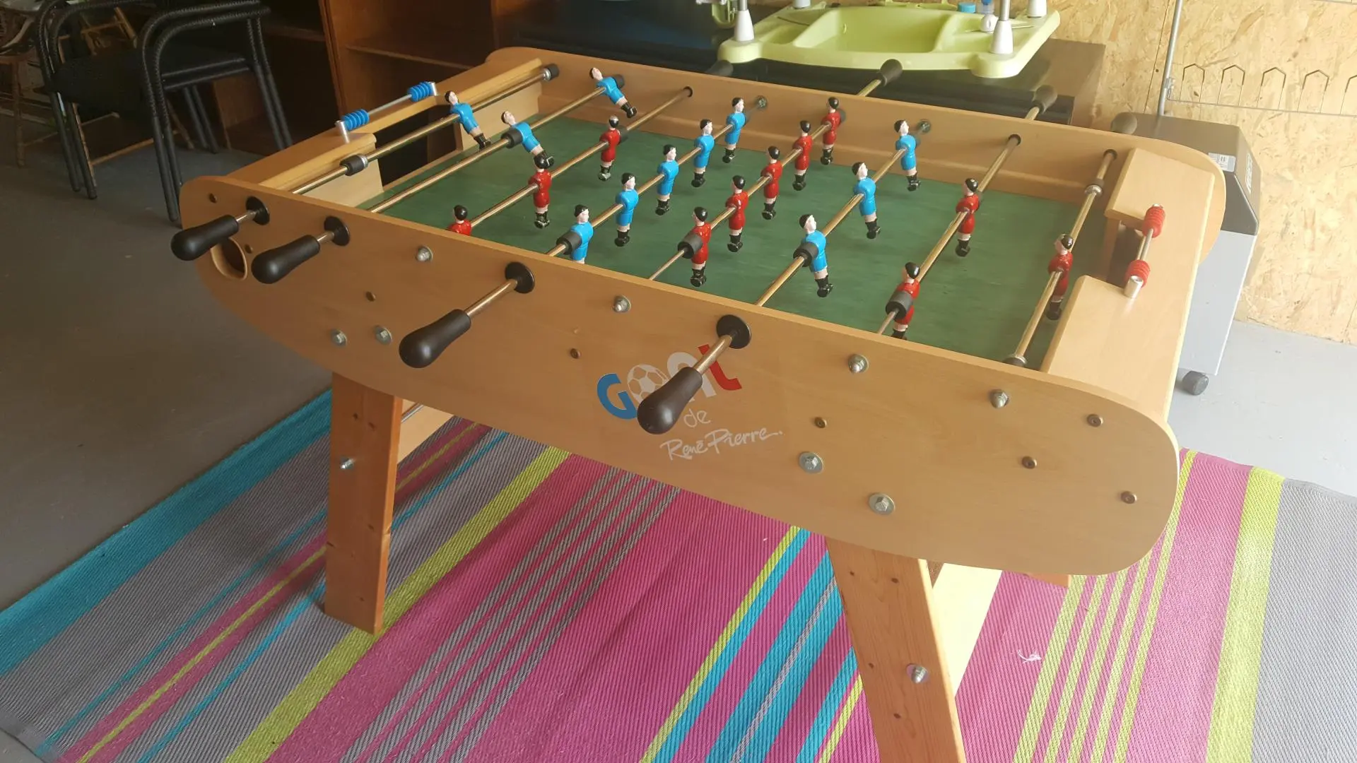 baby foot dans le garage ainsi que table de ping-pong, fléchettes et divers jeux pour petits et grands!