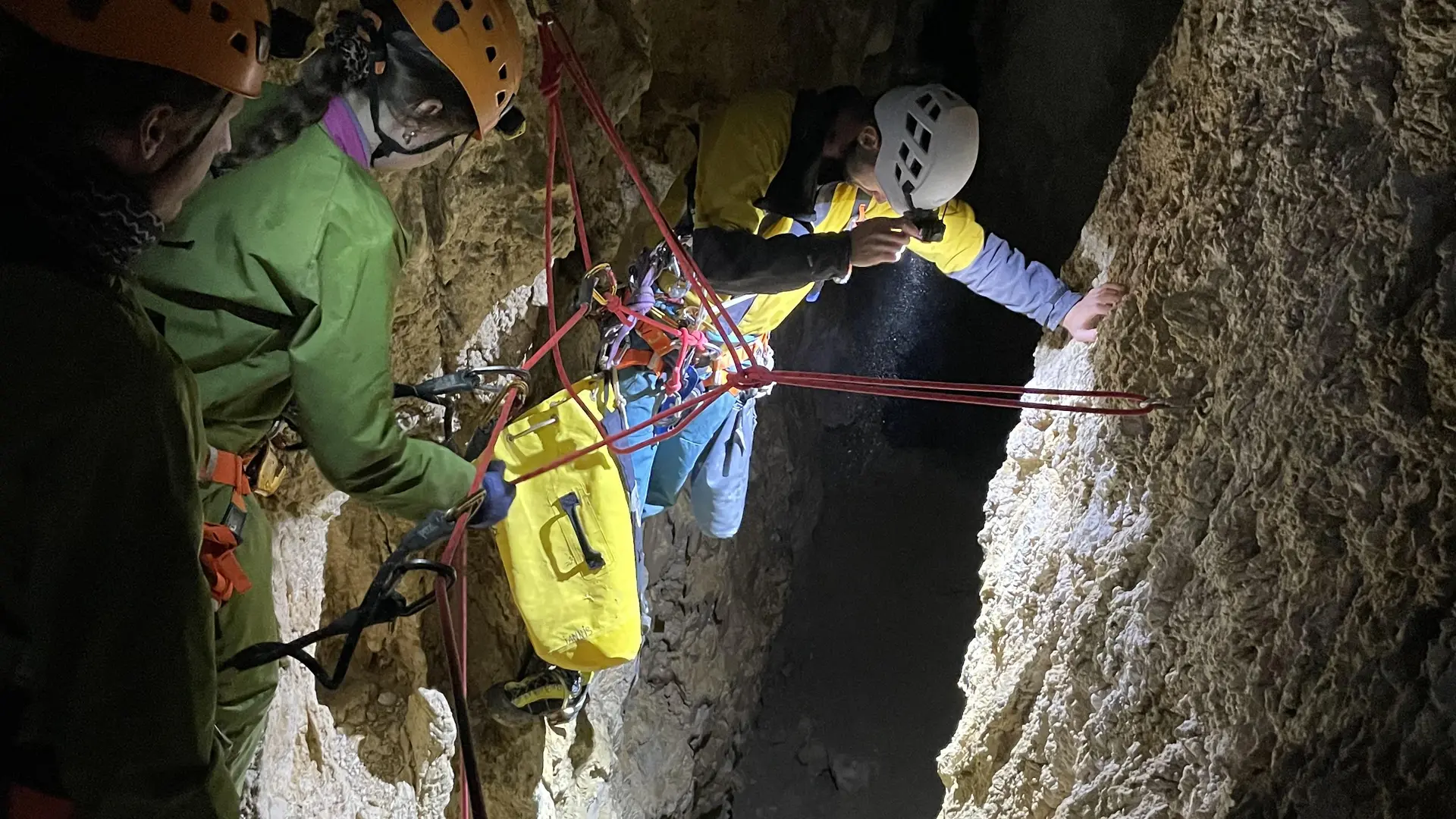Grande course dans un Chourum du Dévoluy  - Spéléologie