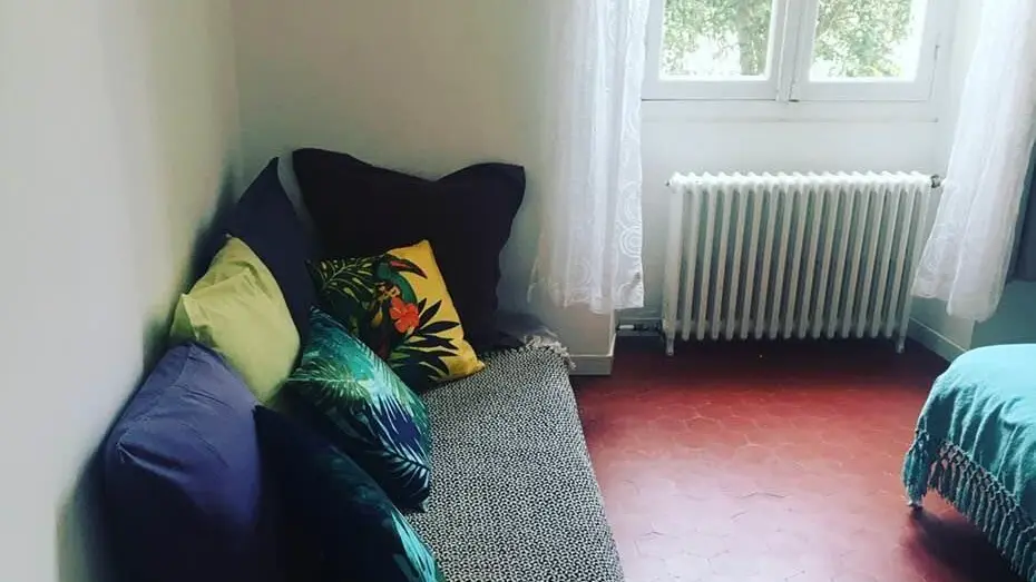 Mini canapé dans la chambre avec les deux lits simples