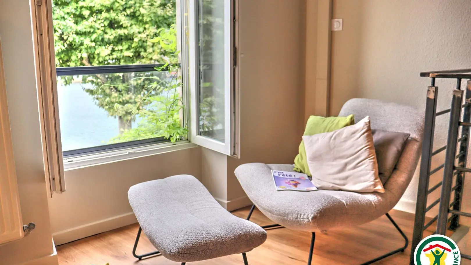 Espace détente au 1r étage avec vue sur le Rhône