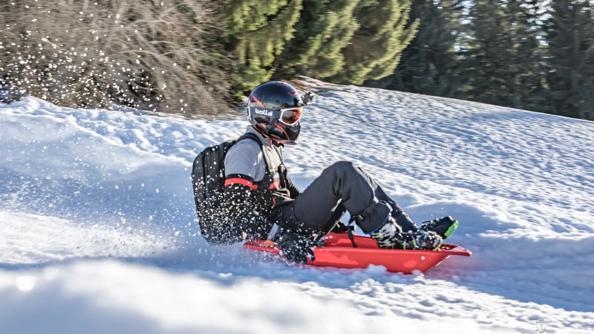 Un personne descend sur la piste