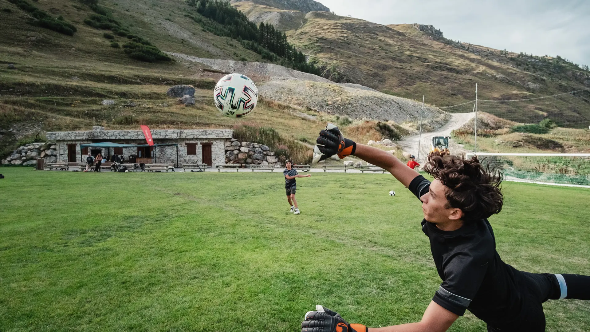 Enfants qui jouent au football dans la Vallée du Manchet à Val d'Isère