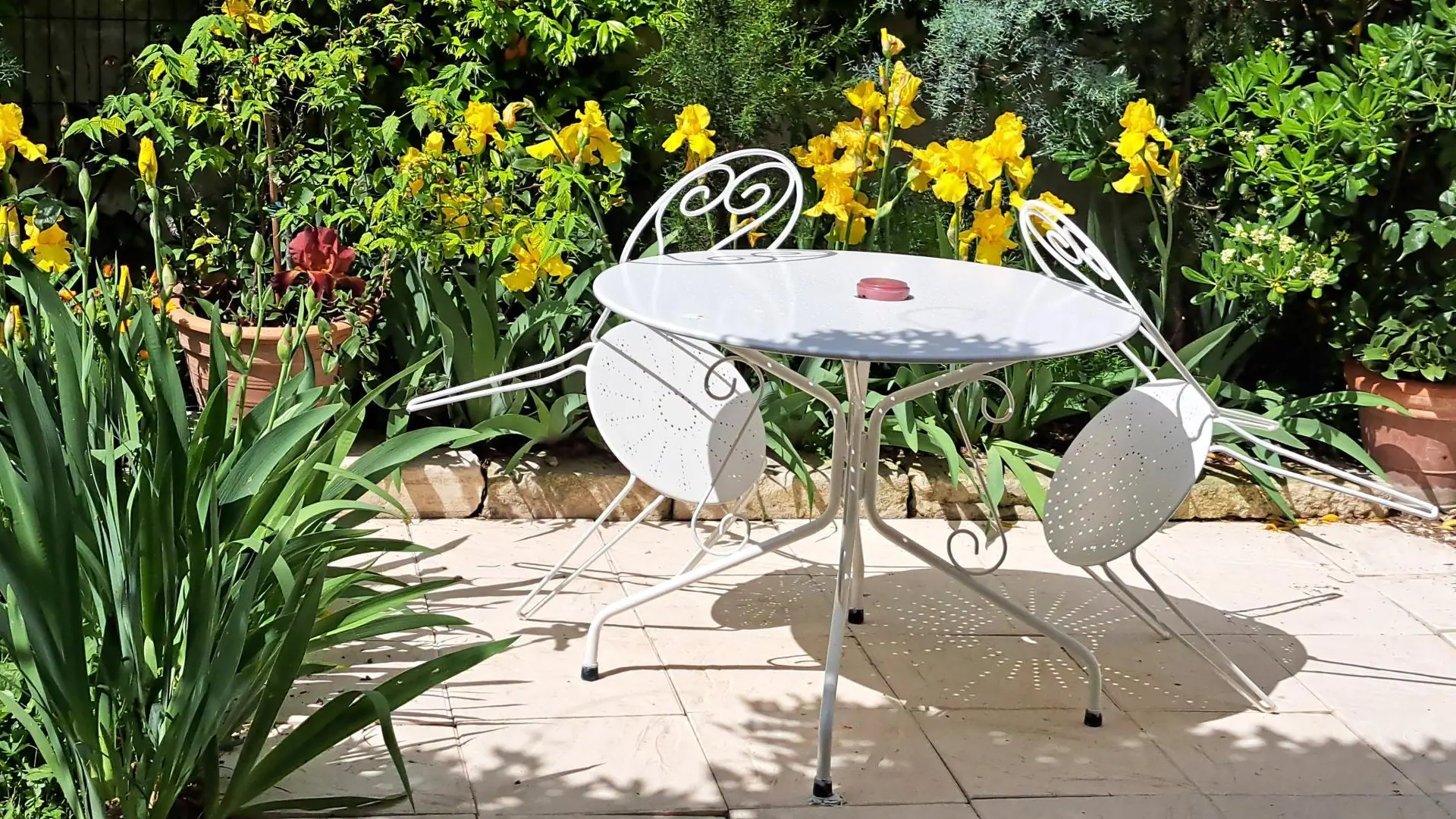 La Terrasse se dévoile au soleil à l'Oustau dei Aucèus.