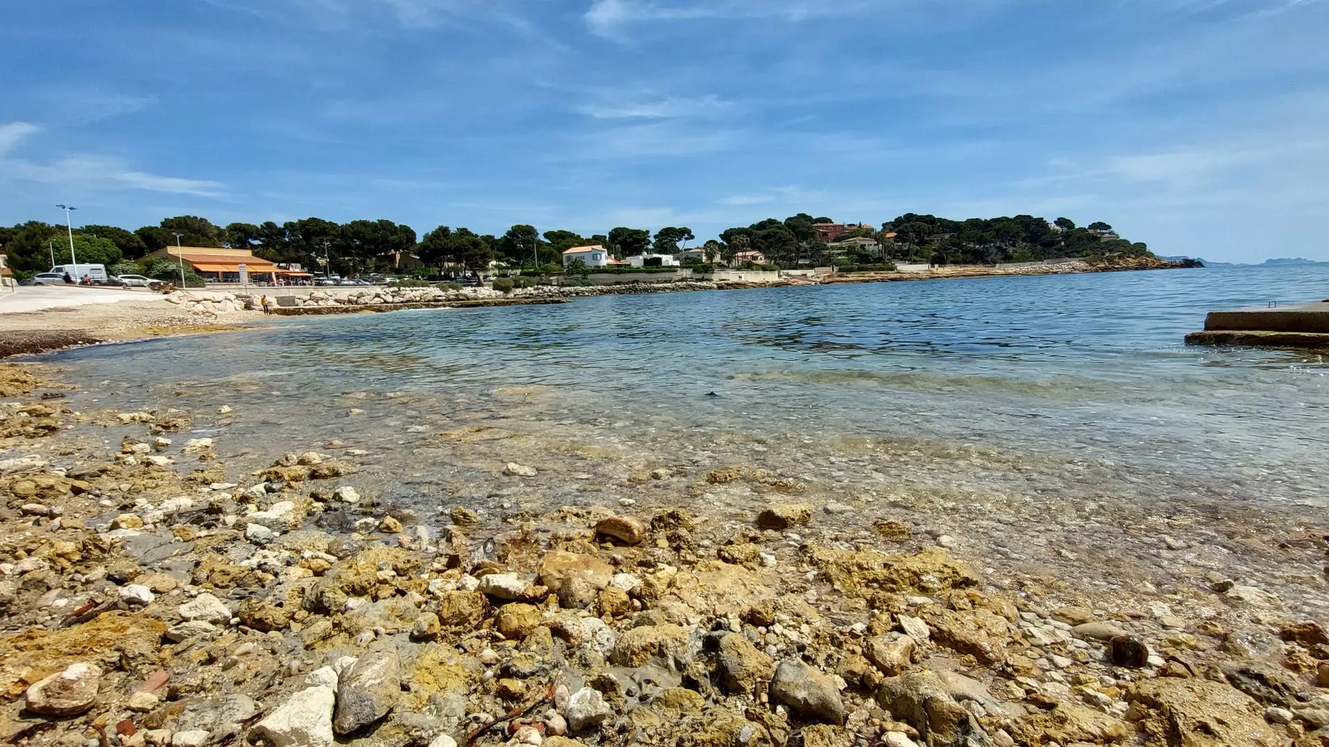 Calanque naturelle de la Tuilière à 700 mètres de la maison
Pour la baignade, aller au resto ou boire un coup en terrasse !