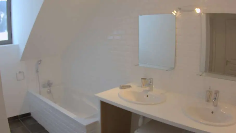Troisième salle de bain avec grande baignoire (2ème étage).
