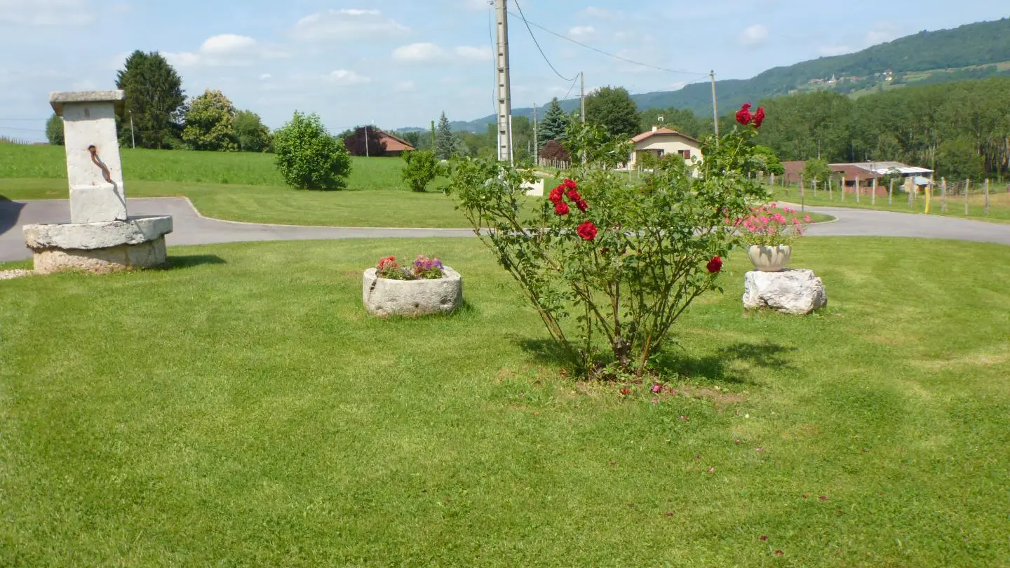 Esplanade devant le gîte. Puits sécurisé.