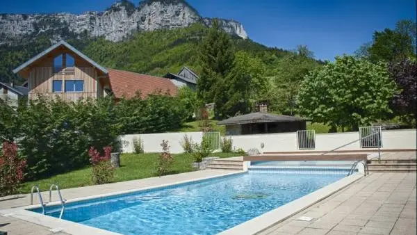 l'accès à la piscine du domaine