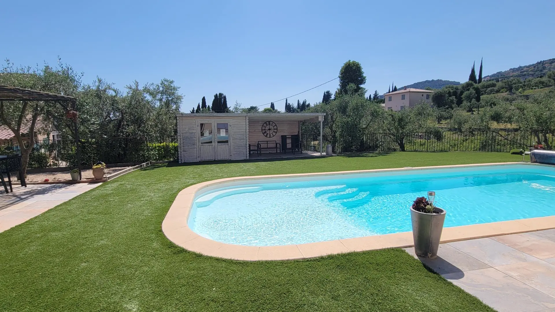 Piscine et espaces extérieurs communs aux deux Gîtes de la Bastide Centifolia à Grasse - Gîtes de France Alpes-Maritimes