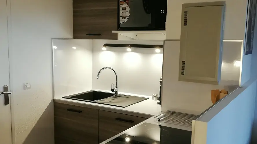 coin cuisine lumineux et moderne, plaques électriques