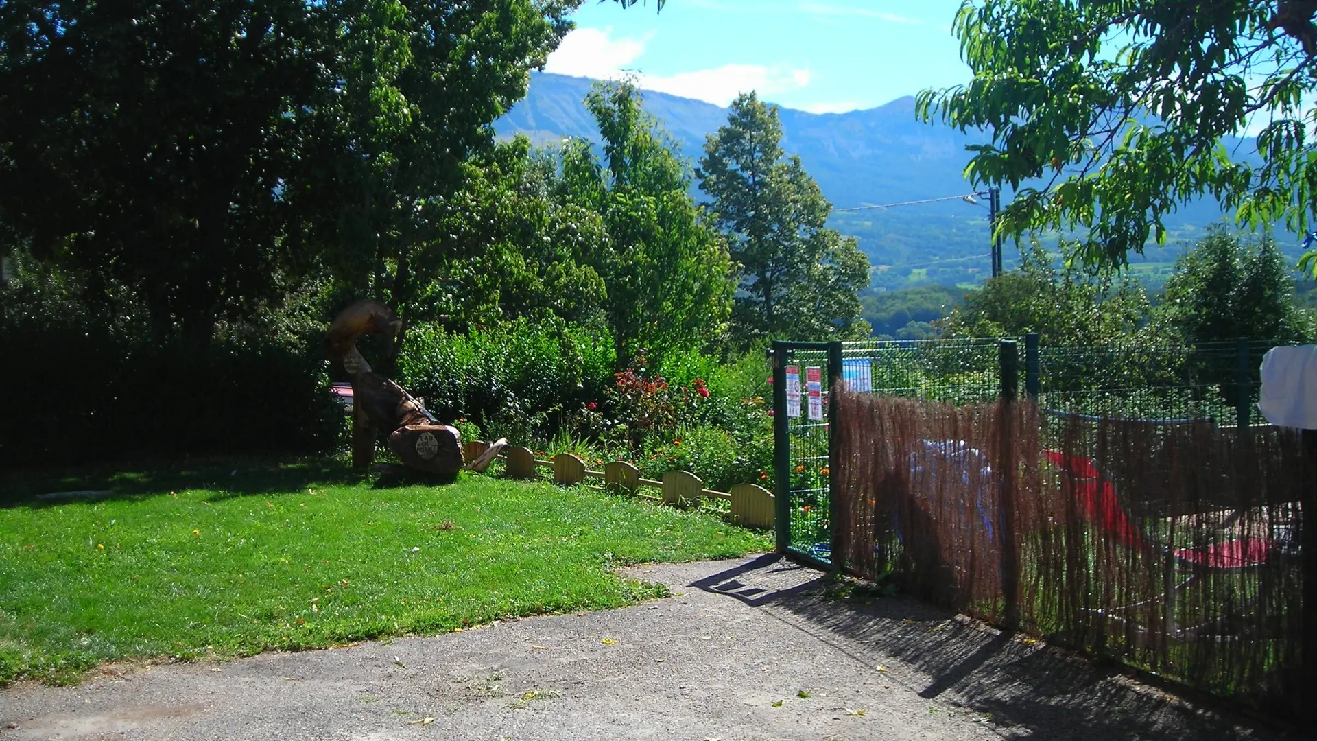 Espace vert et entrée de la piscine