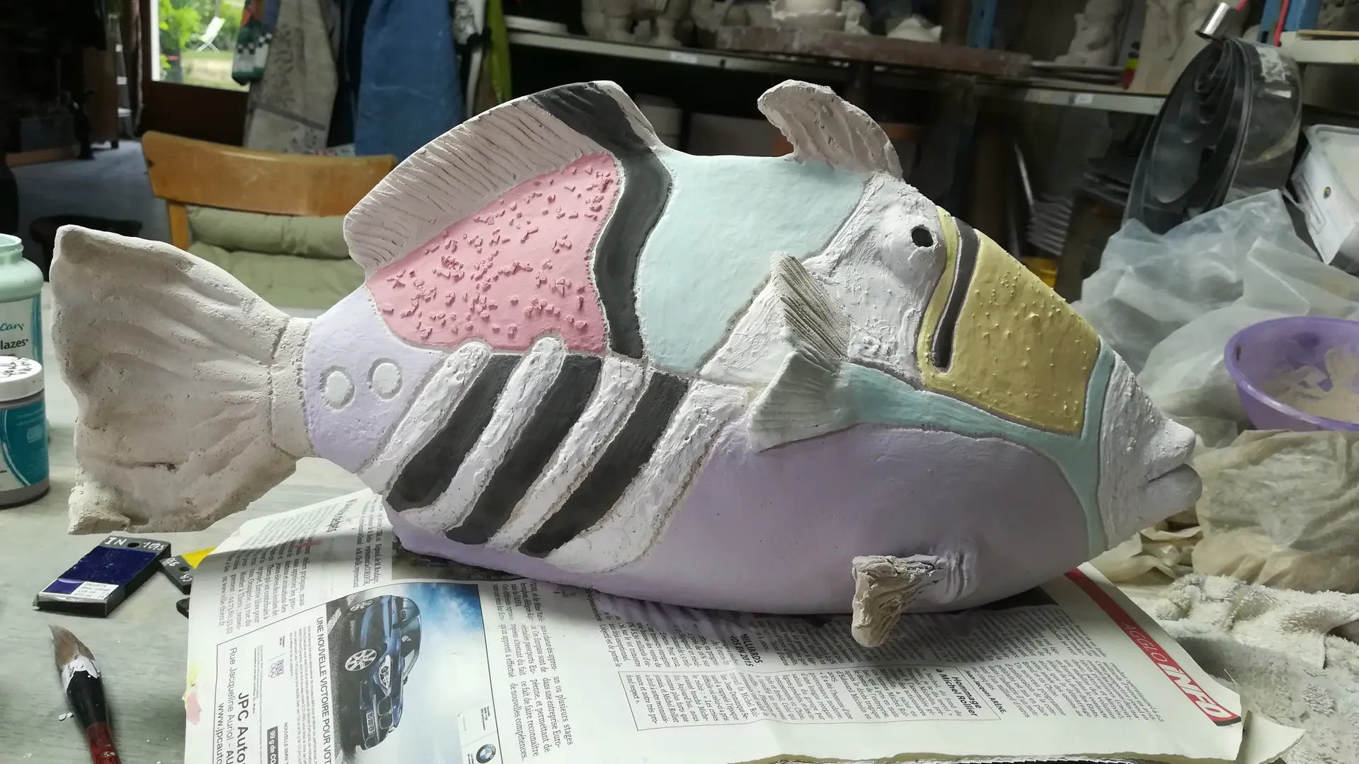 travail d'émaillage sur poisson grand format