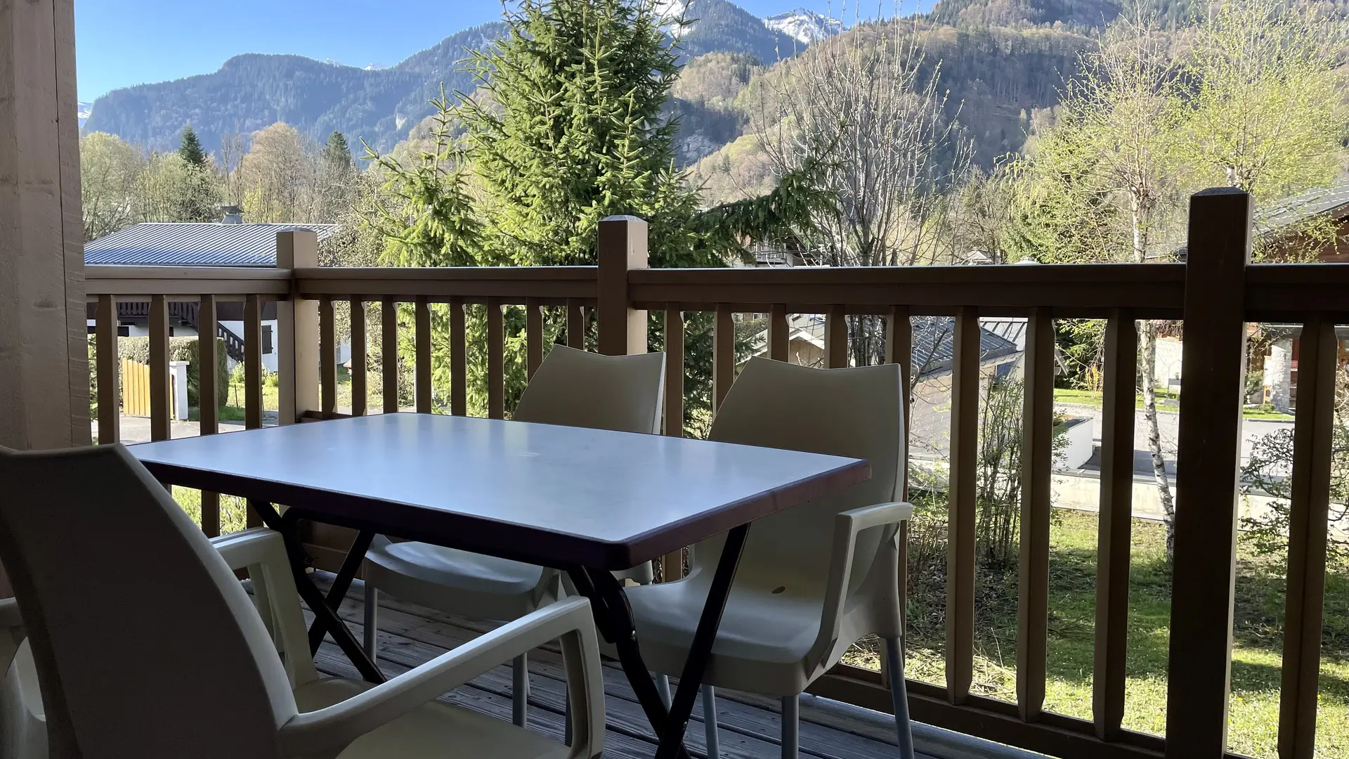 balcon avec salon de jardin