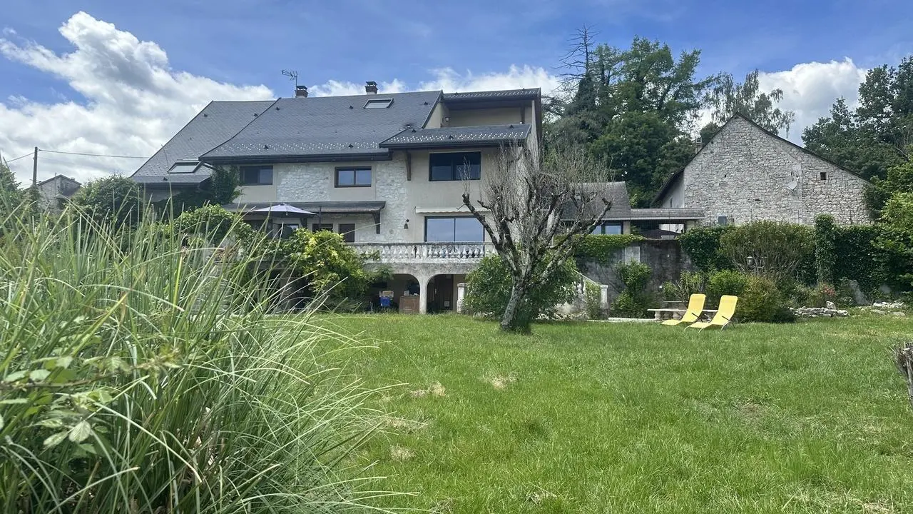 La maison vue du jardin.