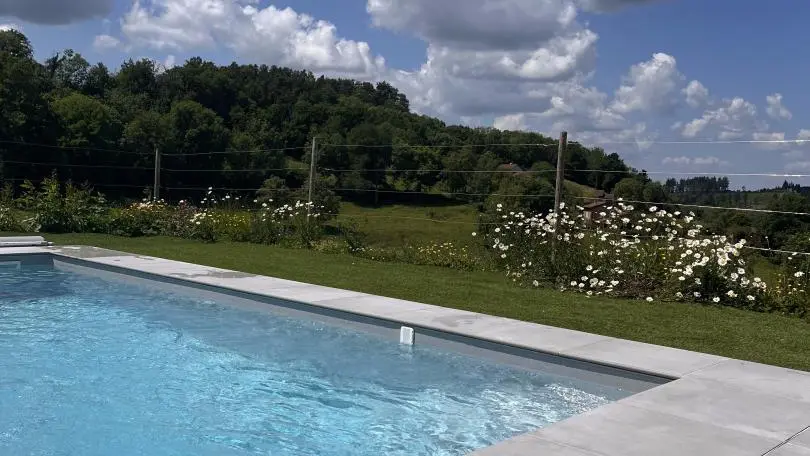 Piscine commune gite de Noailly et gite de Chloé. 6x4 tempérée en saison.