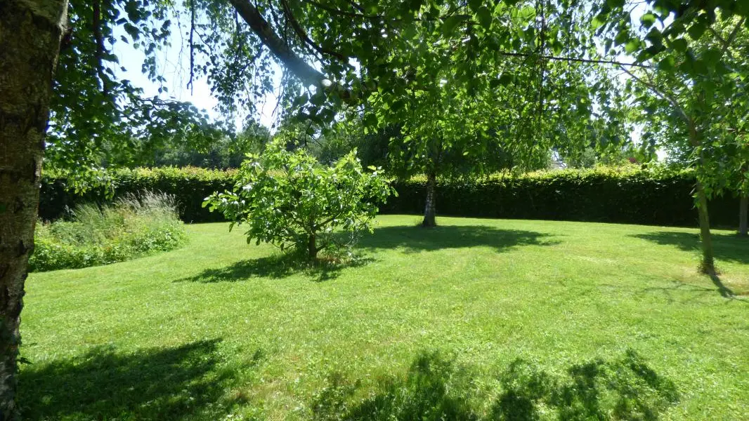 Un grand parc mis à votre disposition pour profiter du calme des lieux.