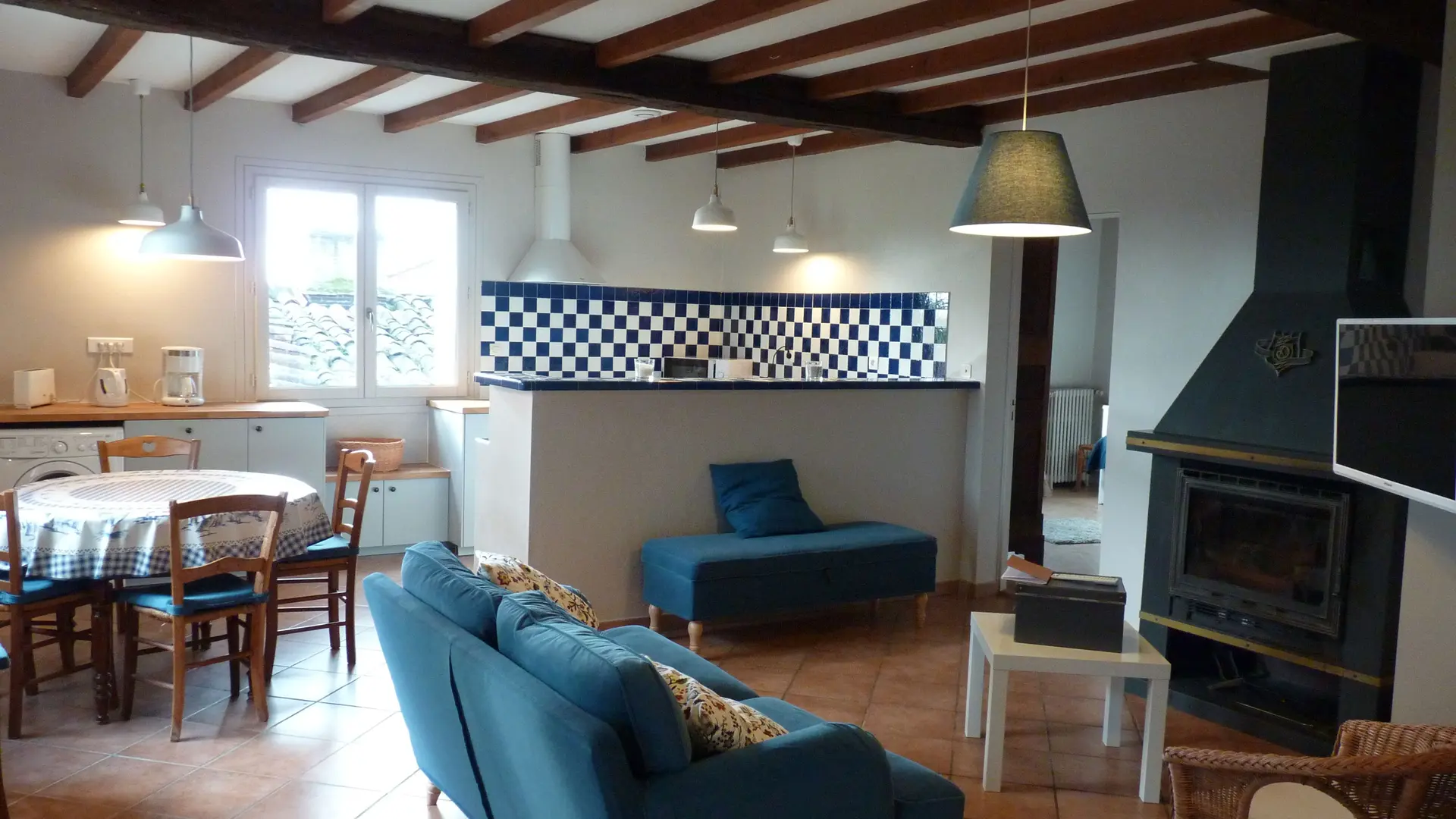 Le salon, canapé, fauteuil, banquette et cheminée