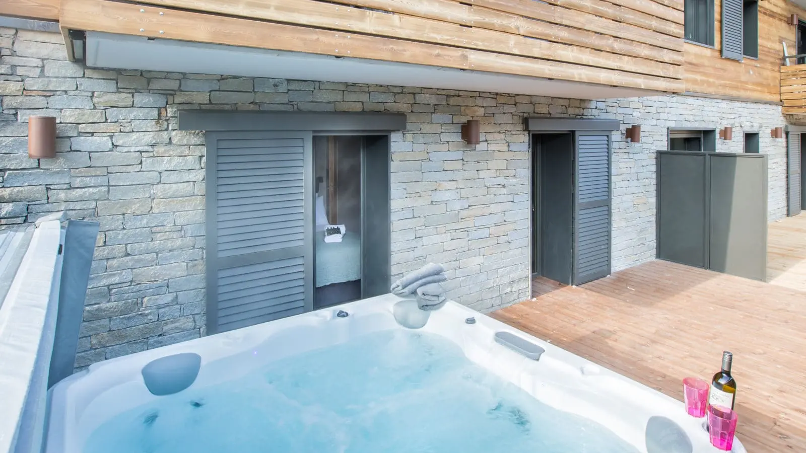 Bains à remous sur terrasse en exterieur l'été