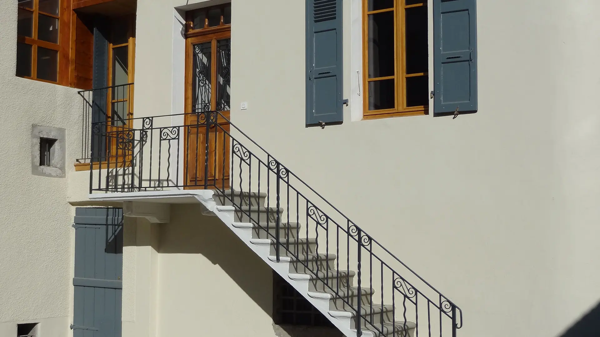 vue extérieure entrée avec escaliers