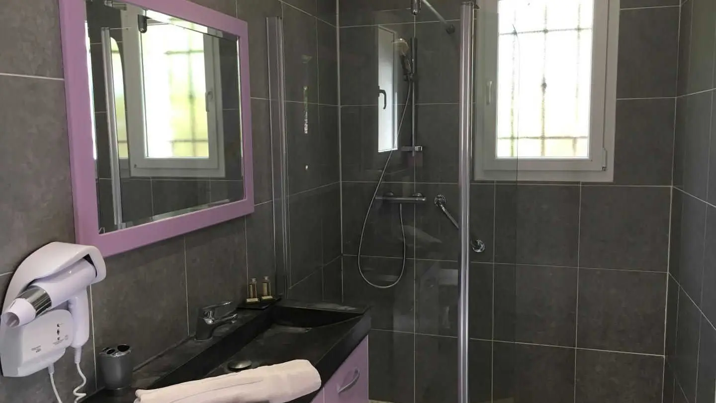 Gîte Mas de la Galinette Glycine- Salle d'eau - Biot - Gîtes de France Alpes-Maritimes.