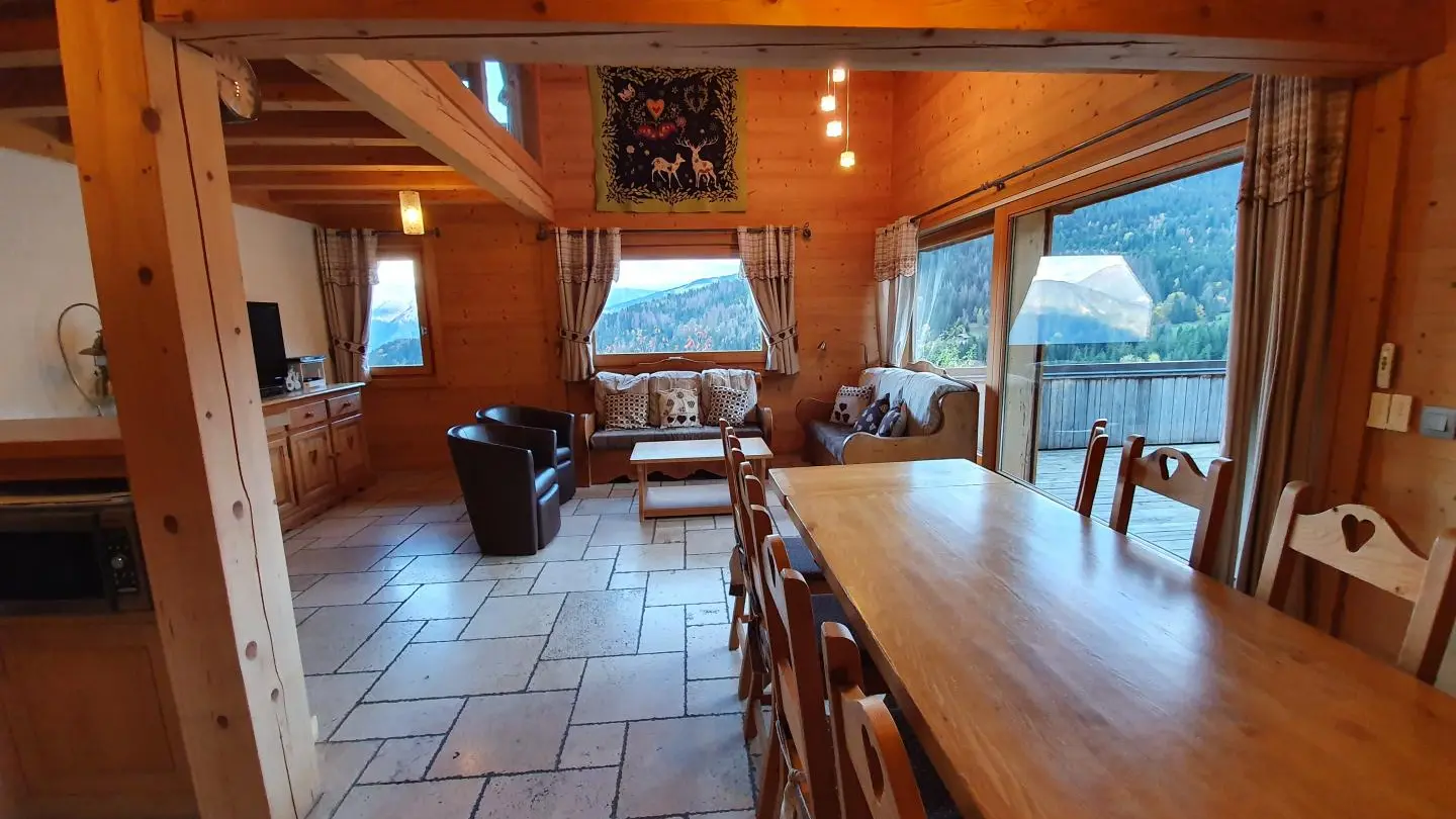 Salle à manger et salon, avec ses grandes ouvertures pour admirer les montagnes