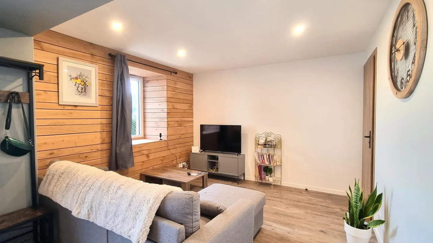 Pièce à vivre : cuisine ouverte sur salle à manger et salon