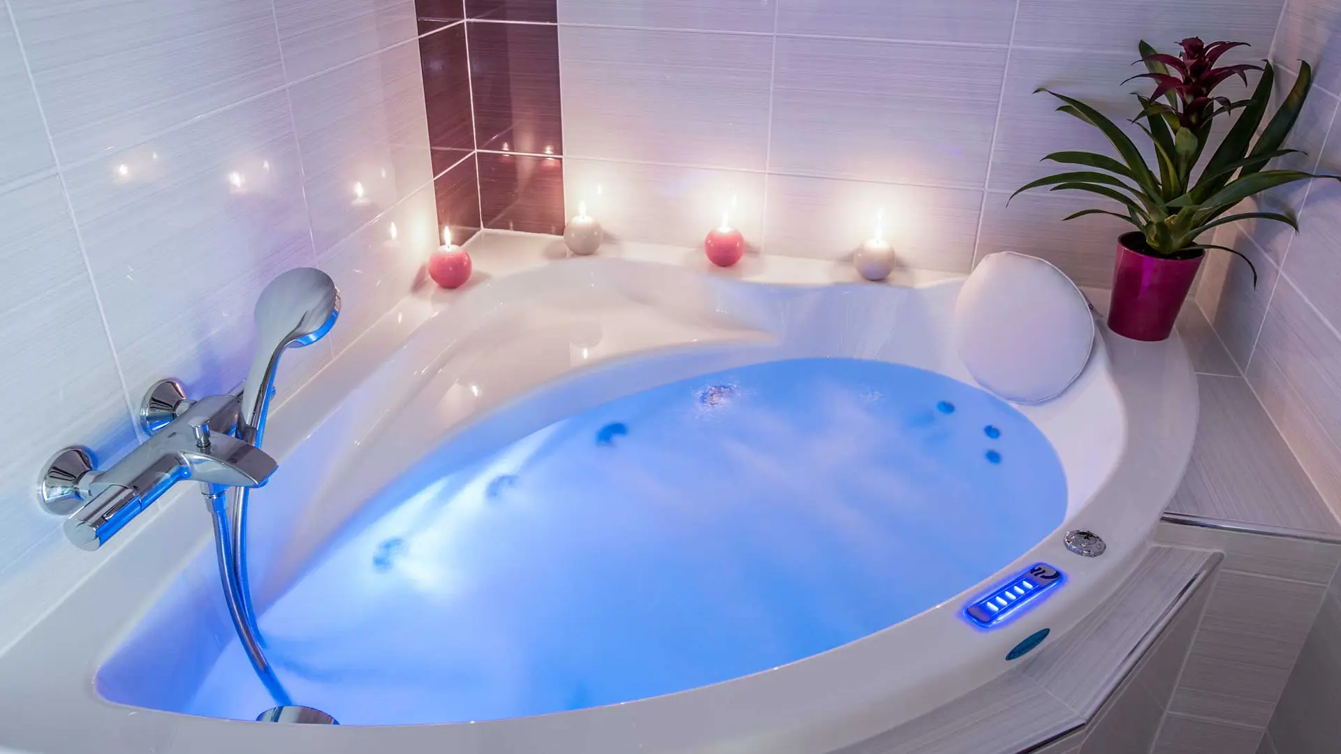 Salle de bain avec baignoire/Bathroom with a bath-Androsace n°2-Le Grand-Bornand