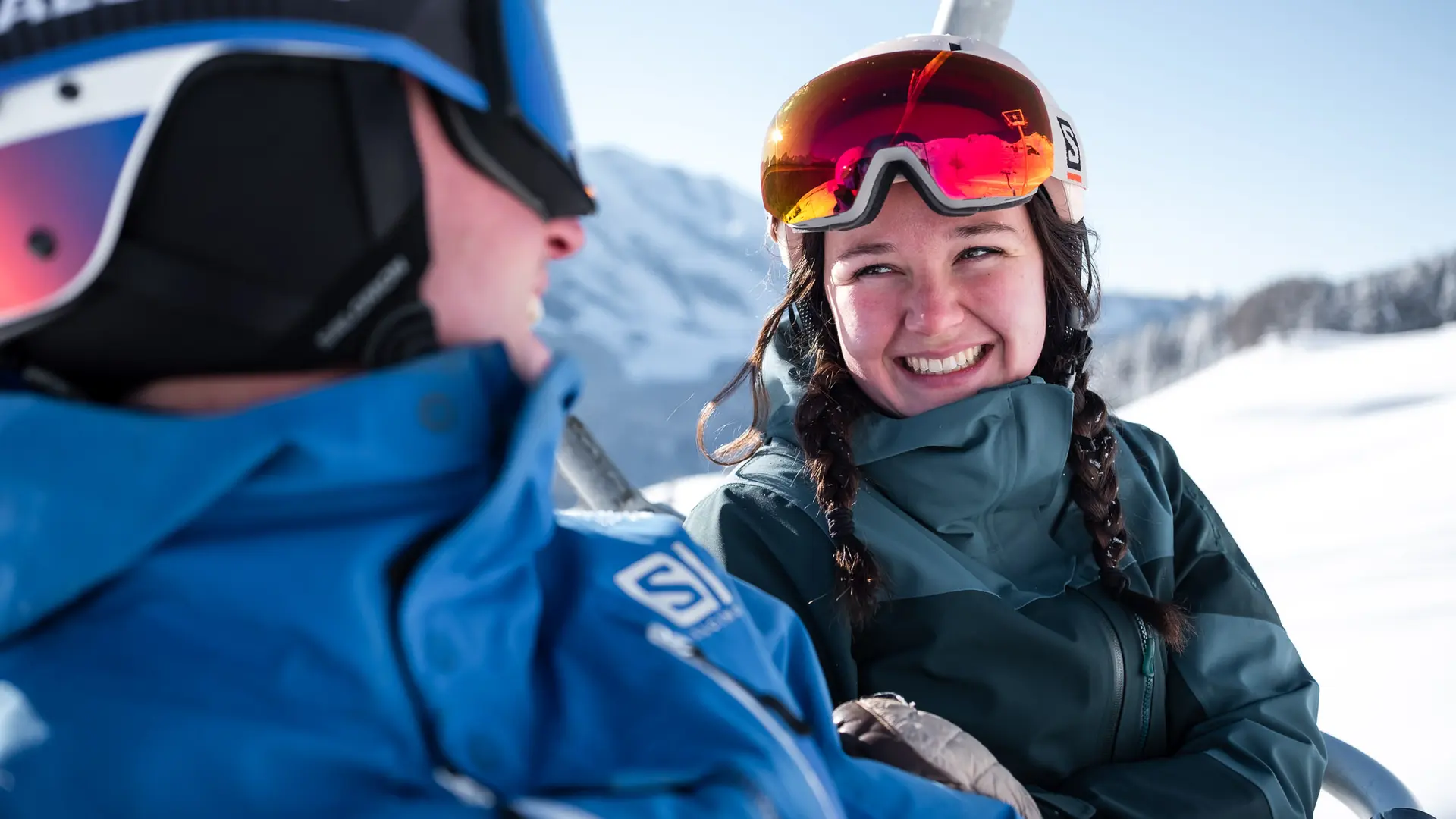 Couple de skieurs en télésiège sur le domaine de ski alpin du Grand-Bornand