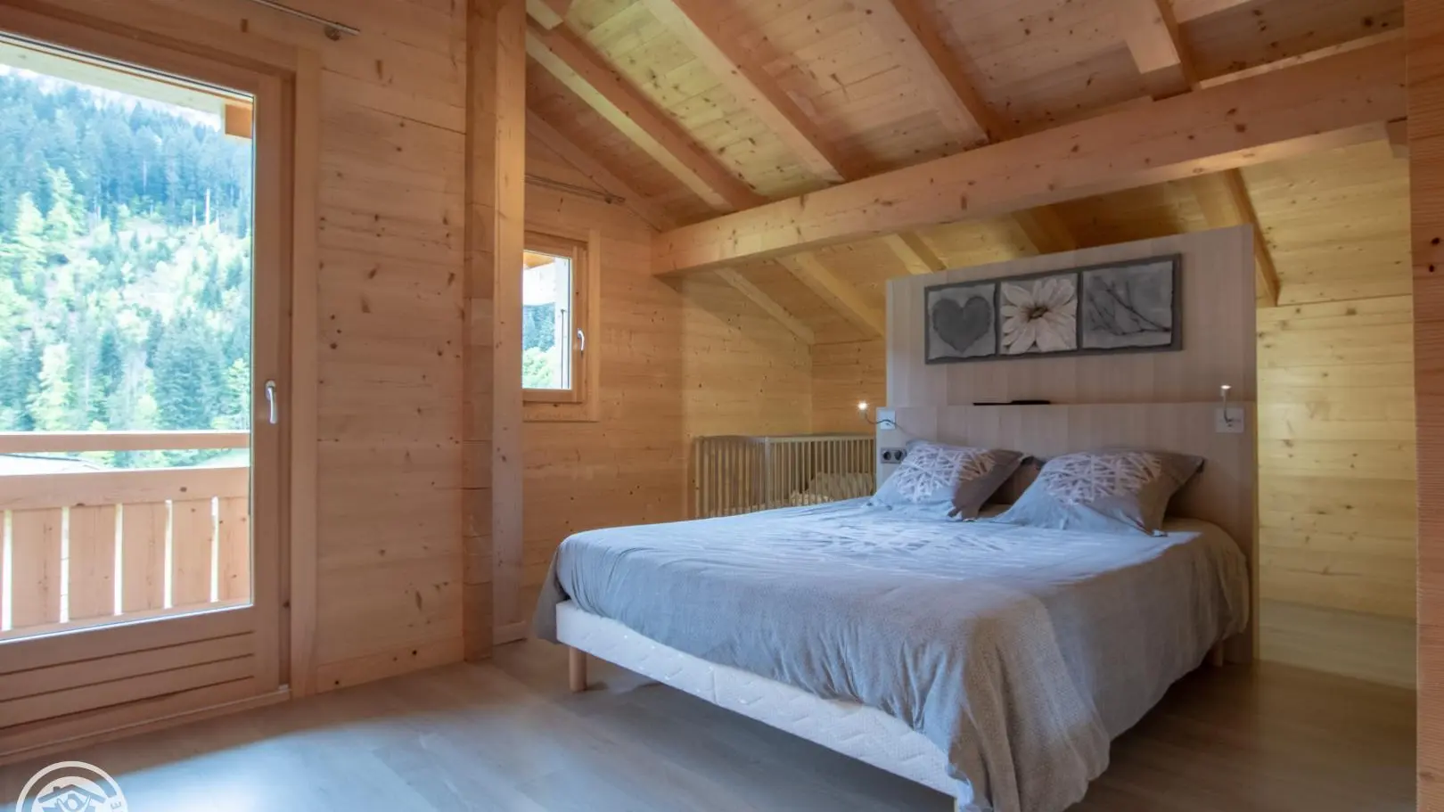 Chambre 2 étage avec lit bébé