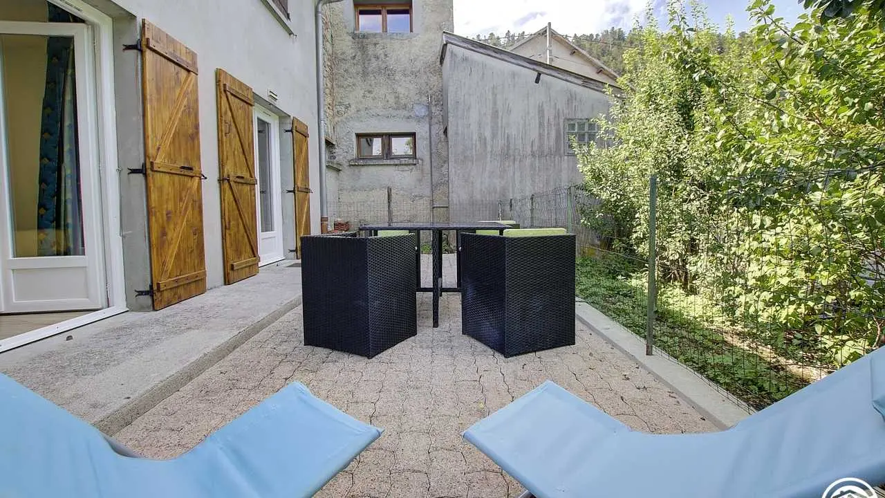 terrasse privée , salon de jardin , chiliennes , plancha .