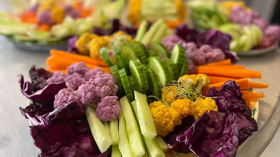 Assiette de légumes colorés préparés par Manon, Les Pensées Comestibles