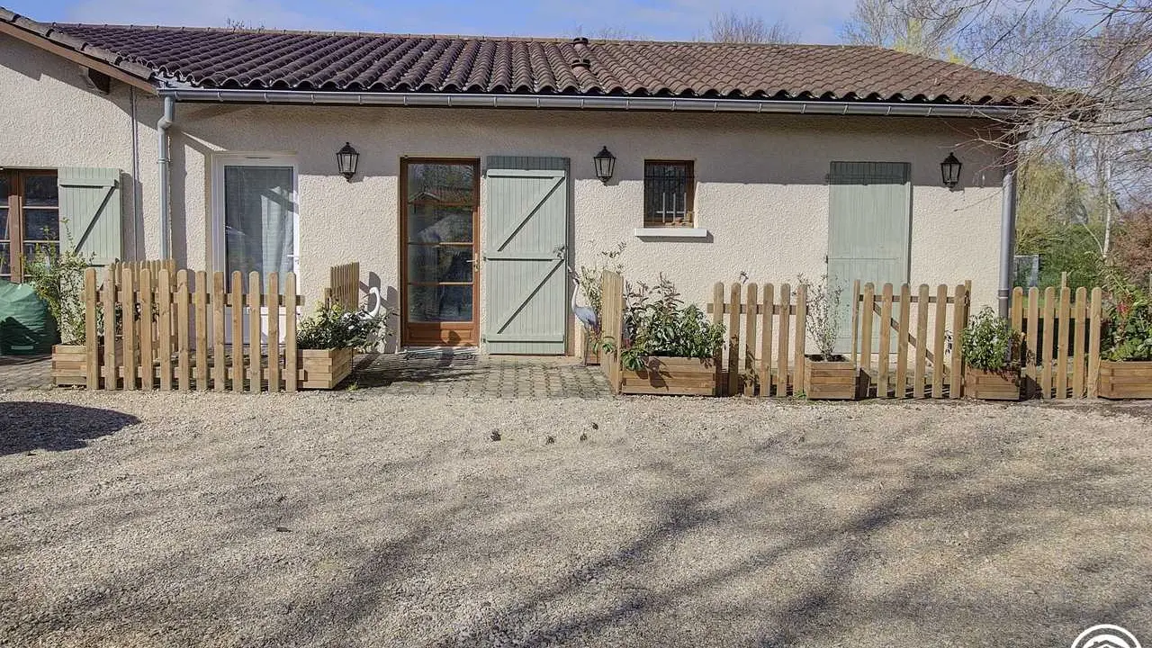 Depuis la cour, une porte qui donne accès aux deux gîtes.