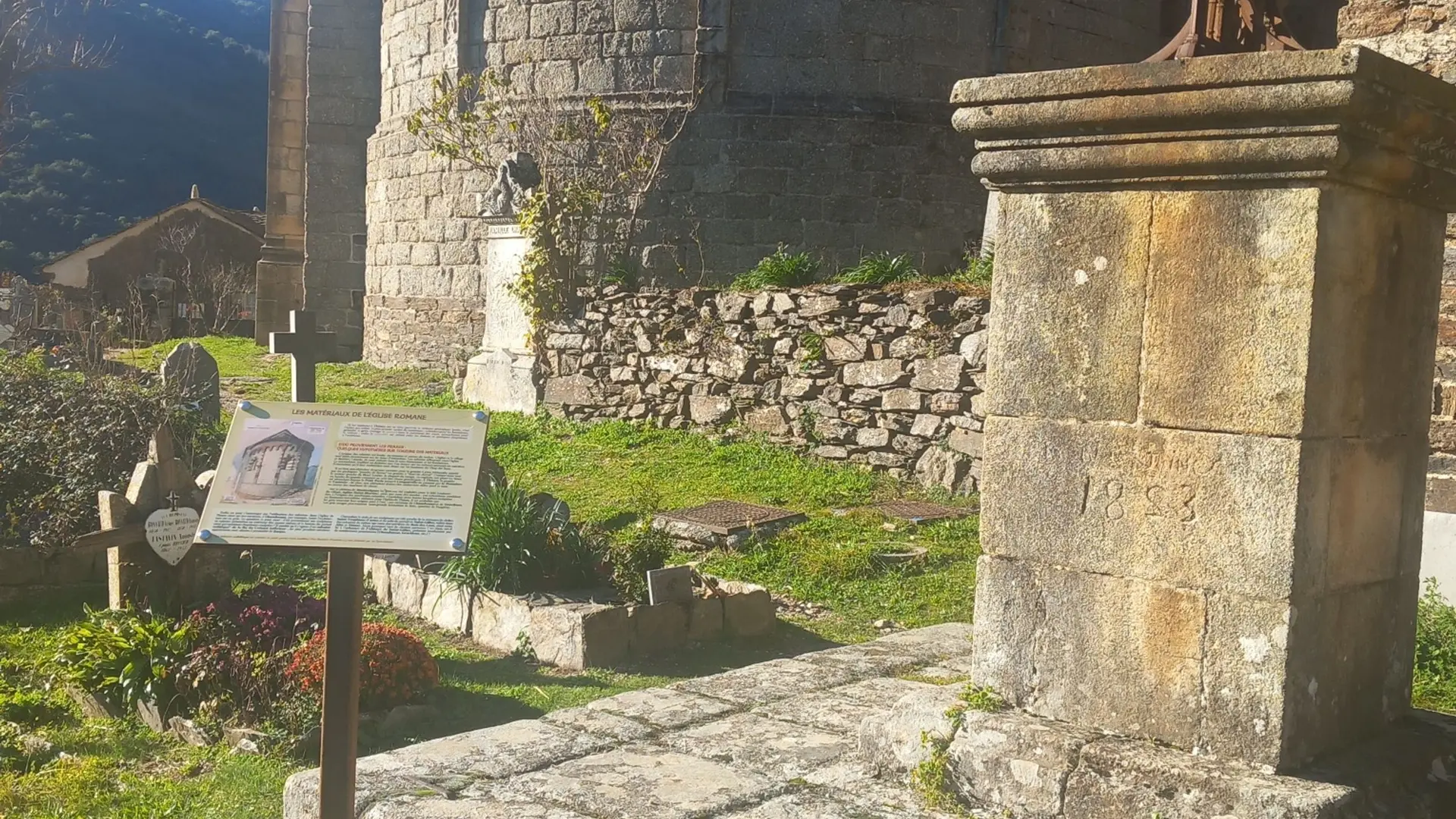 Table d'interprétation sur les matériaux de l'église