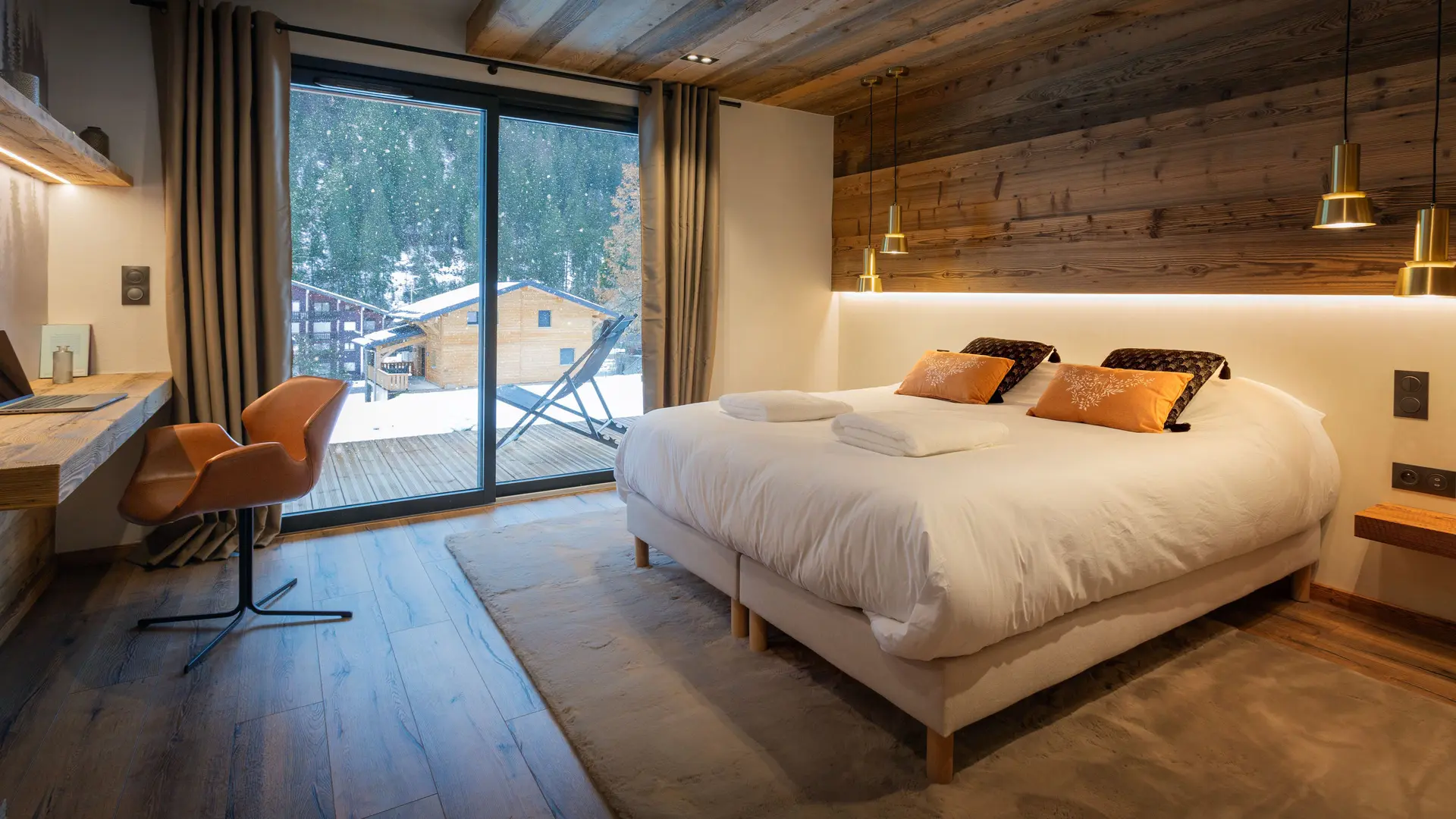 Chambre double, grand lit, espace bureau, porte fenêtre donnant sur la terrasse