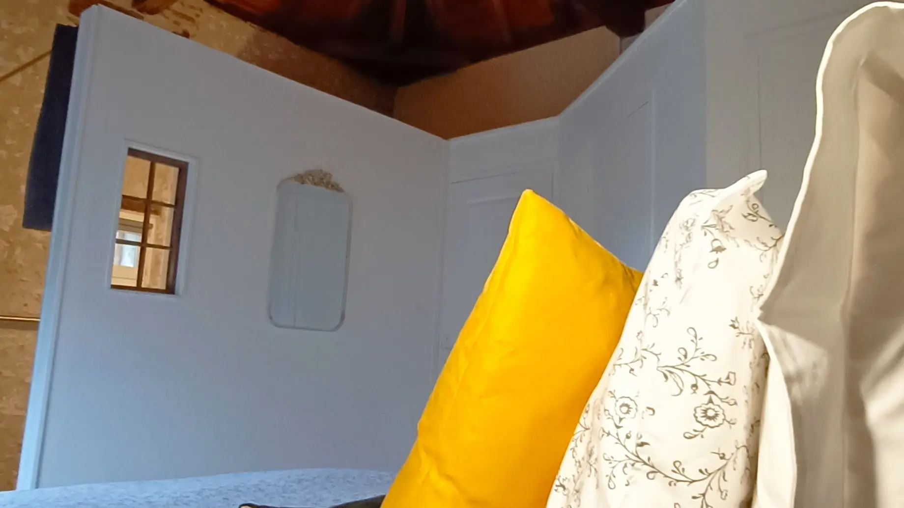 Chambre et salle d'eau douche Pigeonnier