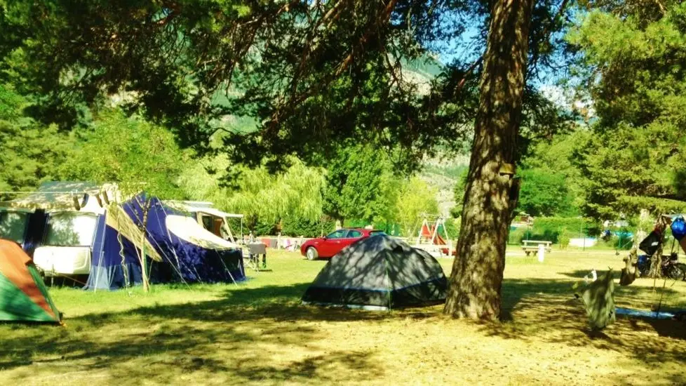 Intérieur camping en été -espace tentes