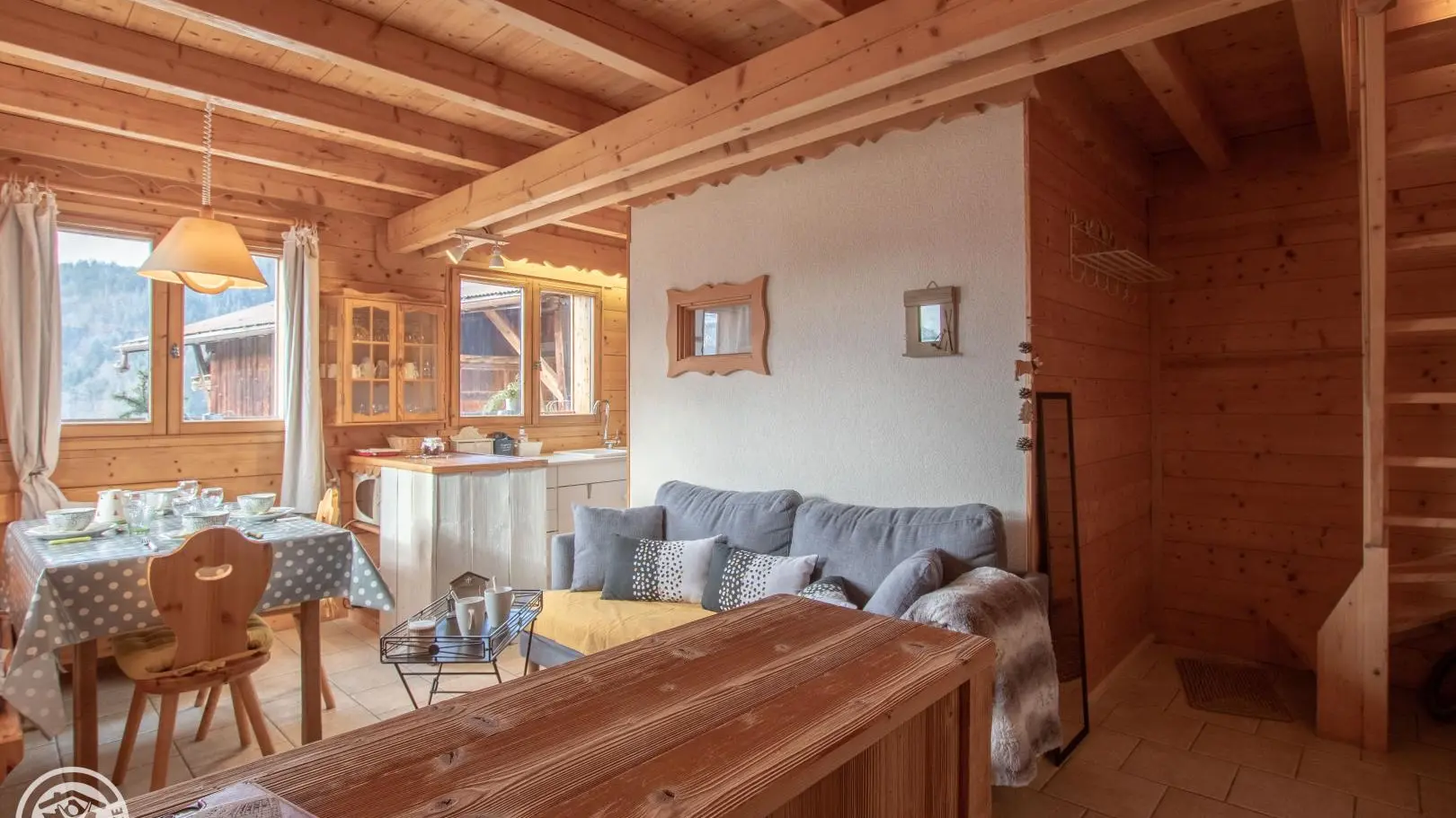 Pièce de vie avec l'escalier d'accès à l'étage.