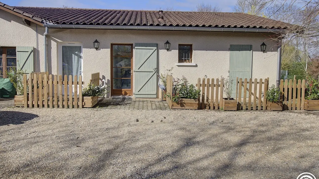 Depuis la cour, une porte qui donne accès aux deux gîtes.