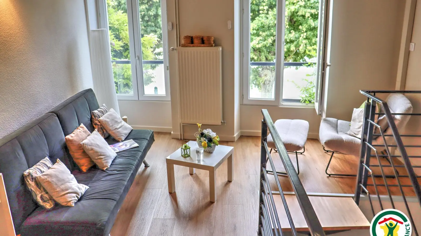 Espace détente au 1r étage avec vue sur le Rhône