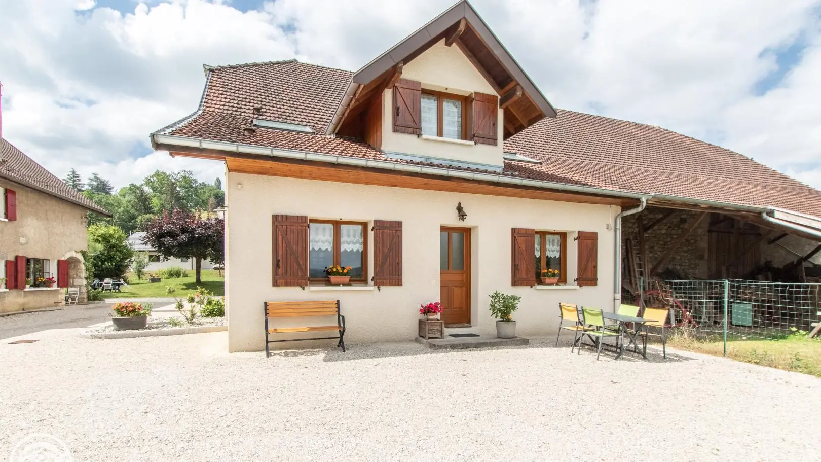 Vue sur l'entrée du gîte (arrière de la maison)